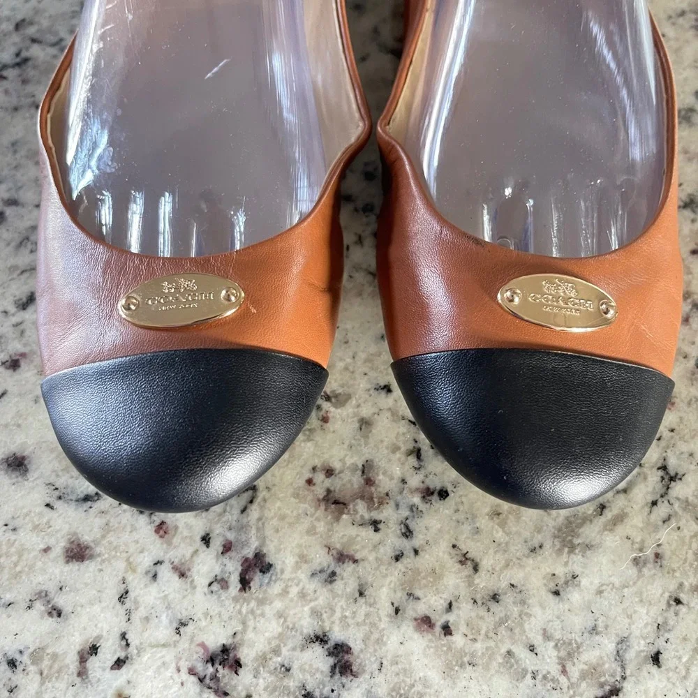 Coach Ballet Flats Womens 8 Tan Black Cap Toe Leather Classic Logo Plaque Shoes